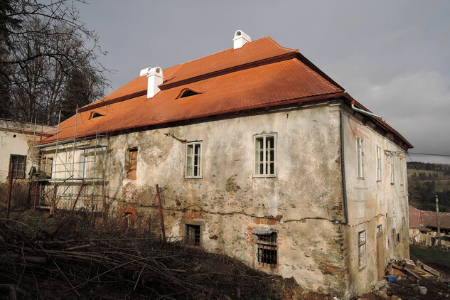 Hlavňovice, zámek, celkový pohled (2019)
