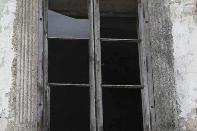 Hlavňovice, zámek, stará výplň okenního otvoru (2014)