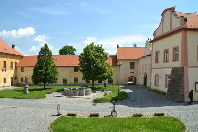 Horažďovice, zámecký areál, východní část od západu (foto S. Plešmíd, 2017)