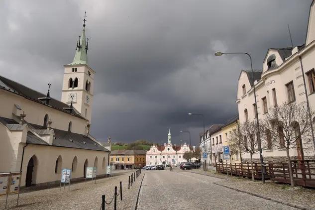 Kašperské Hory, pohled na náměstí od východu (foto P. Danda, 2022)