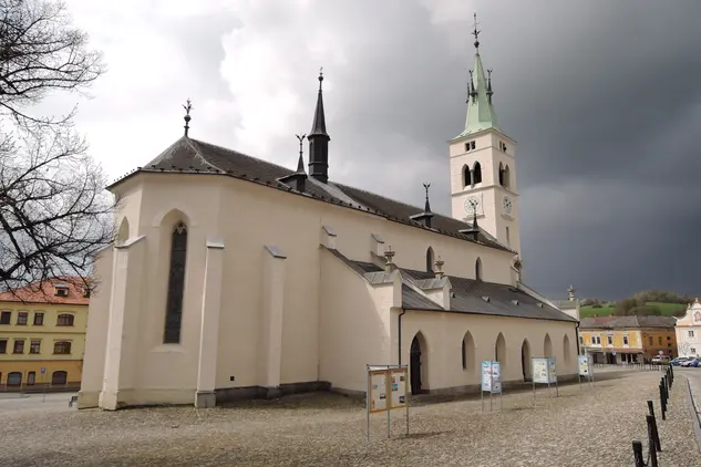 Kašperské Hory, náměstí s kostelem sv. Markéty od severovýchodu (foto P. Danda, 2022)