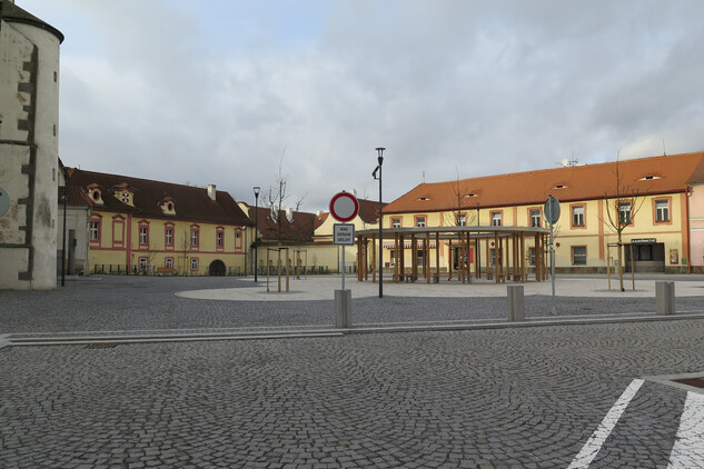 Horažďovice, Mírové náměstí, západní část s odpočinkovou zónou (foto D. Tuma, 2017)