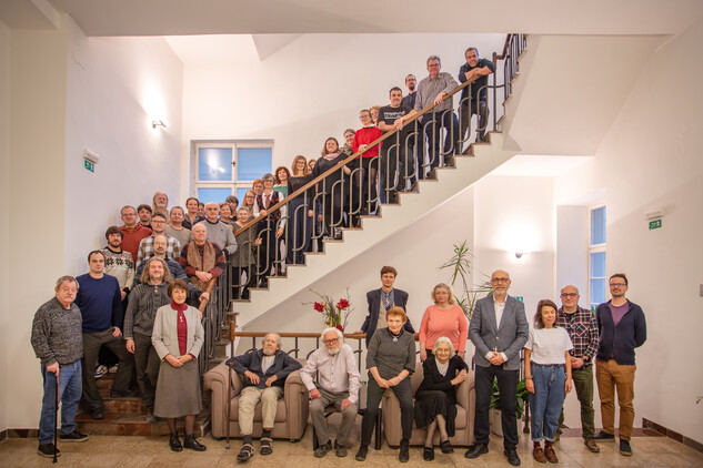 Kolektiv pracovníků ÚOP včetně emeritních zaměstnanců v prosinci 2025