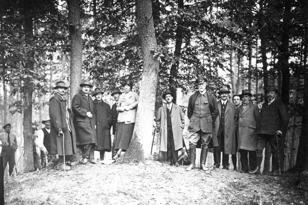 Tomáš Garrigue Masaryk na jedné z mnoha návštěv archeologického výzkumu mohyl v Lánské oboře (© ARÚ Praha).