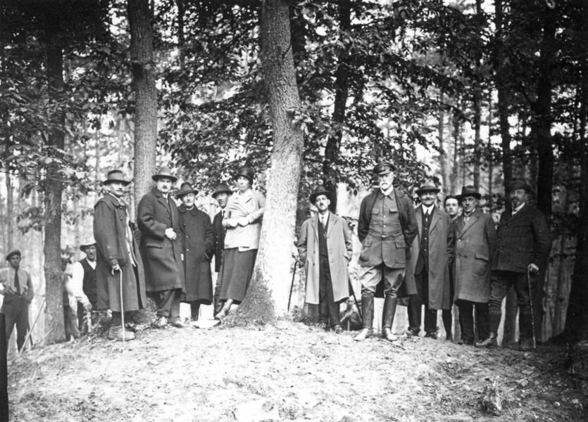 Tomáš Garrigue Masaryk na jedné z mnoha návštěv archeologického výzkumu mohyl v Lánské oboře (© ARÚ Praha).