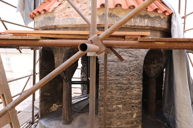 Rotunda sv. Kříže pod lešením, probíhá výměna střešní krytiny na lucerně, 3. 2. 2022