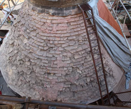 Rotunda sv. Kříže, celkový pohled na odkrytou románskou opukovou krytinu na západní části střechy lodi, 22. 7. 2022