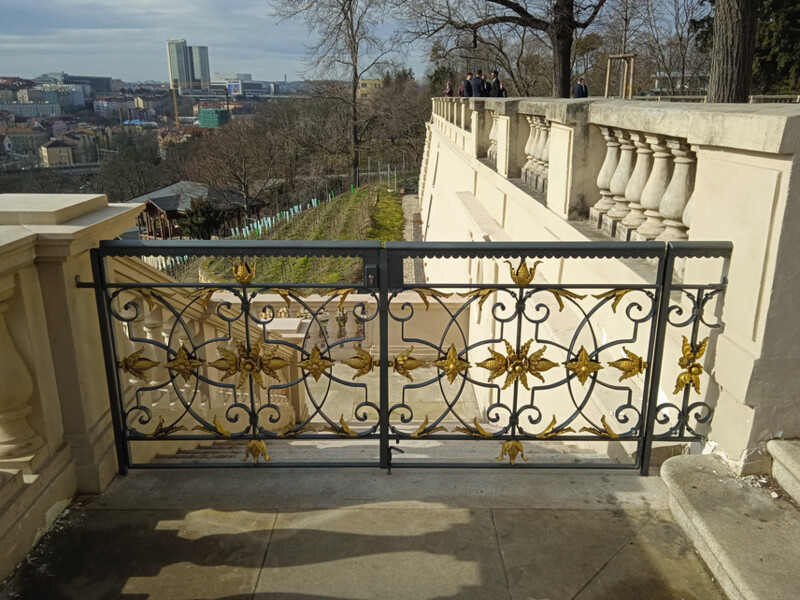 Kování na vrcholu schodiště Gröbeho vily po obnově (únor 2024)