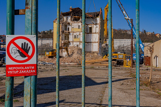 Dům čp. 1123, Smíchov, Nádražní 12, bourání 23. března 2024 (© Martin Frouz)