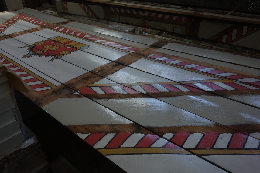 Restaurování malovaného stropu střední dvorany Průmyslového paláce v ateliéru (květen 2023)