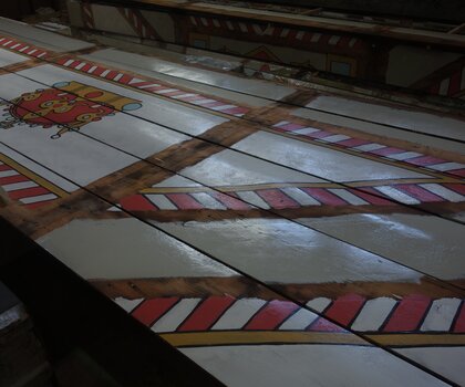 Restaurování malovaného stropu střední dvorany Průmyslového paláce v ateliéru (květen 2023)