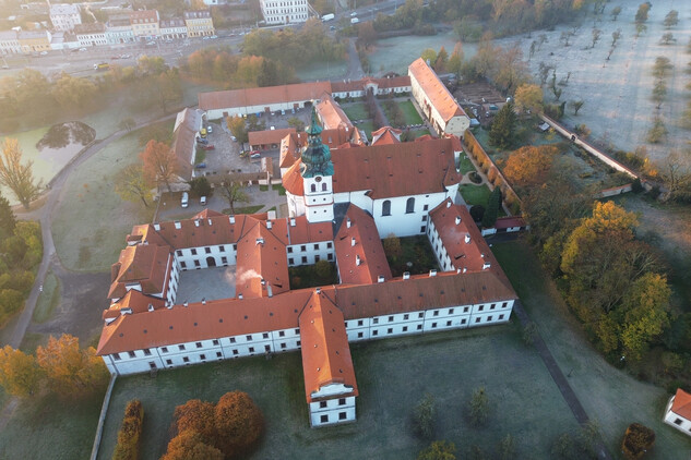 Praha, Břevnovský klášter, celkový pohled z ptačí perspektivy od severu