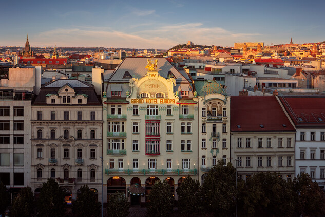 Hotel Evropa na Václavském náměstí v Praze, restaurovaná uliční fasáda s novým firemním označením řetězce W Merriot (10. 9. 2024, © Hotel Evropa Praha, s. r. o.)