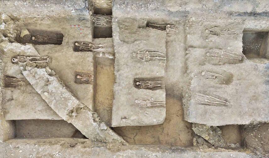 V nejsevernější části zkoumané plochy byly odkryty individuální vojenské hroby v rakvích východo-západní orientace o celkovém počtu 24 jedinců. Ve dvou případech narušují středověkou ohradní zeď kláštera (foto Egon Ditmar, 16. 5. 2025).