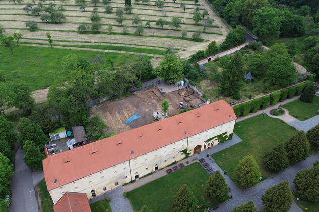 Barokní sýpka, zbudovaná v roce 1721. Levá, jižní část rozhrnuté plochy byla prozkoumána v loňské sezóně v druhé polovině roku 2024; pravá, severní v jarních a letních měsících roku 2025 (foto Egon Ditmar, 20. 5. 2025).