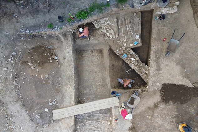 Detail středověké tarasní zdi, kolmé k odkryté ohradní zdi kláštera. Po obou stranách této tarasní zdi byly zahloubeny válečné hroby, v jednom případě liniový hrob č. 12 a 17 a ve druhém skupinový hrob č. 18 (foto Egon Ditmar, 18. 6. 2025).