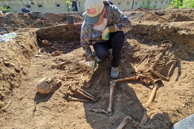 Preparace kosterních ostatků ve skupinovém hrobě č. 44. Tento hrob byl narušen výkopem liniové jámy, o níž se domníváme, že by mohla být nedokončeným výkopem hrobu (foto Egon Ditmar, 7. 5. 2025).