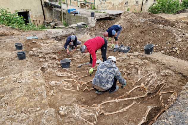 Preparace kosterních ostatků liniového hrobu č. 12 a 17 před fotodokumentací a následným vyzvednutím kosterních ostatků antropologem (foto Egon Ditmar, 5. 5. 2025).