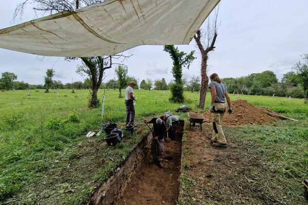 Liniová sonda v třešňovém sadu na druhé straně vozovky U Vojtěšky. Cílem této sondy bylo ověřit průběh zděných konstrukcí, případně existenci dalších válečných hrobů, v obou případech s negativním výsledkem (foto Egon Ditmar, 8. 7. 2025).