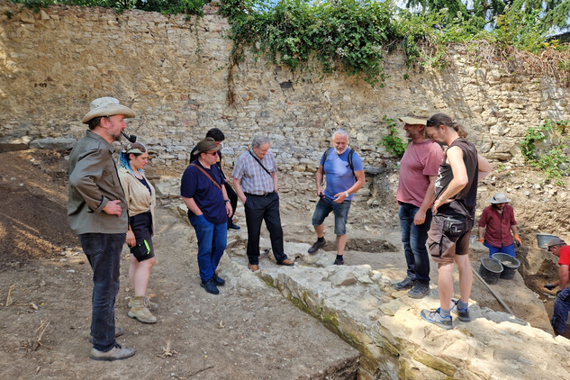 Multioborová diskuse v závěrečné fázi výzkumu na téma archeologie, antropologie, paleopatologie, geochemie, dějin lékařství a dějin vojenství a též o budoucím směřování výzkumu a možné spolupráci (foto Egon Ditmar, 18. 6. 2025).