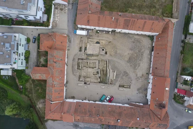 Letecký pohled na plochu jinonického dvora (před rekonstrukcí). Výsledkem archeologického výzkumu (realizovaného s Archaia Praha, z. ú.) byl objev vrcholně středověké tvrze | © NPÚ, foto J. Růžička 2018