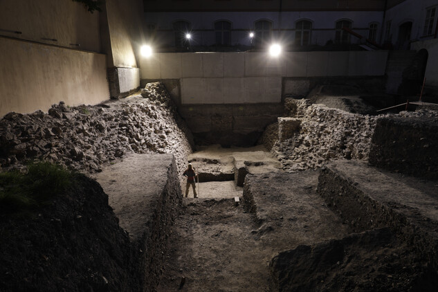 Celkový pohled na situaci zděných konstrukcí malostranského příkopu z poloviny 13. století v ulici Thunovské | © M. Frouz, 2018