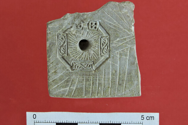 Kamenný kadlub používány k odlévání drobných předmětů z barevných kovů ze 13. století (čp. 919, V Kolkovně, Staré Město) | © NPÚ, foto J. Hlavatý, 2022