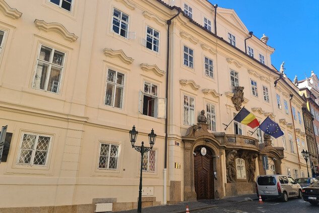 Obnovená fasáda Morzinského paláce v Nerudově ulici na Malé Straně, sídla Velvyslanectví Rumunska, září 2025
