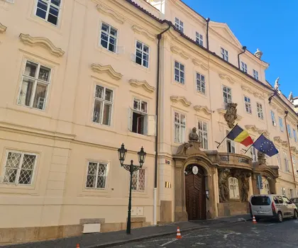 Obnovená fasáda Morzinského paláce v Nerudově ulici na Malé Straně, sídla Velvyslanectví Rumunska, září 2025