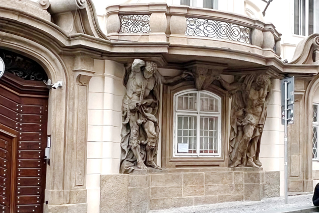 Obnovený parter Morzinského paláce s dvojicí soch mouřenínů, září 2025