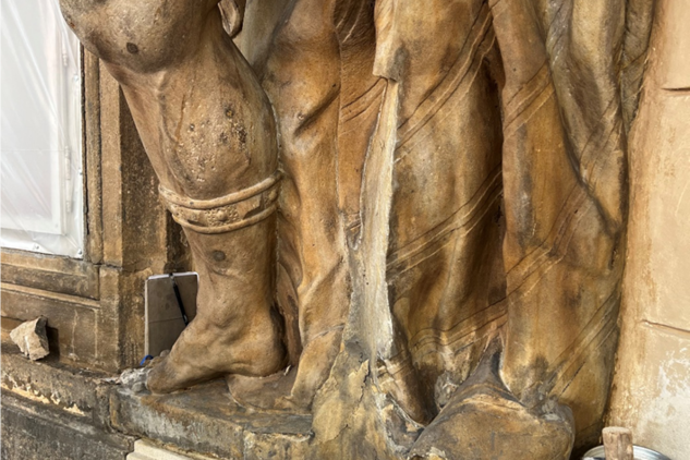 Ze začátku restaurátorských prací na degradovaném kameni sochy mouřenína z fasády Morzinského paláce