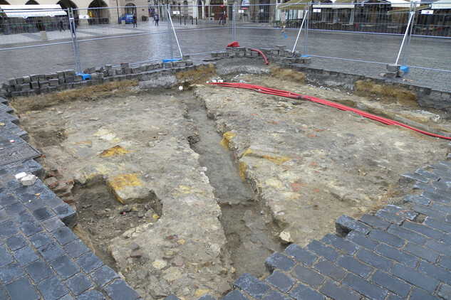 Kompletně odkrytý a začištěný základ Mariánského sloupu z poloviny 17. století, 25. února 2020 (foto František Flek, NPÚ).