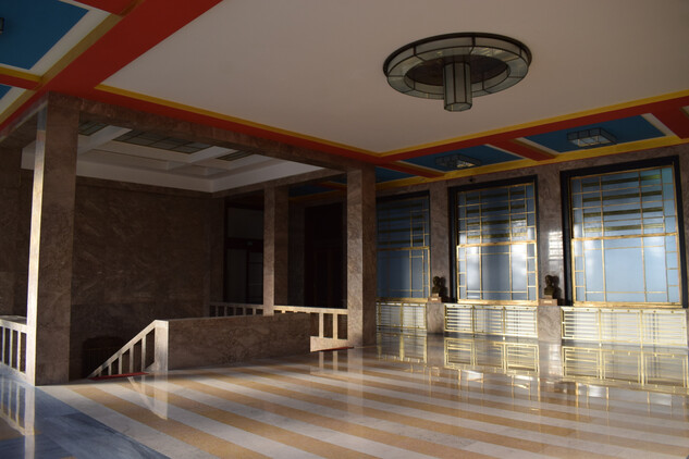 Vstupní foyer v patře se stropy obnovenými v původních barvách národní trikolory se zlacením, Armádní muzeum na Žižkově (3. 11. 2022)