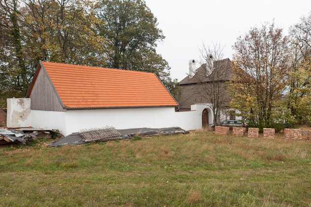 Fara v Křeči, v okrese Pelhřimov - pohled od západu na farní areál s již rekonstruovanou kolnou v roce 2018