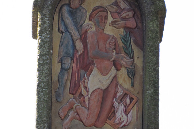 Svatovavřinecká kamenná sloupková boží muka ve Velkém Meziříčí, severní strana kaplice