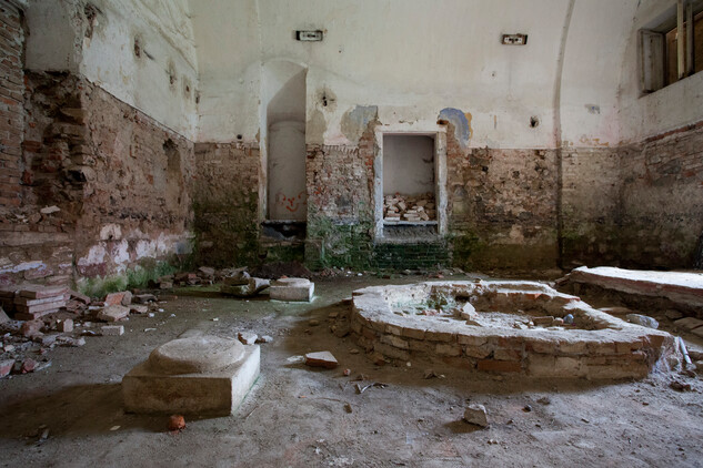 Interiér venkovské synagogy v Polici u Jemnice, stav před obnovou (autor: Viktor Mašát)