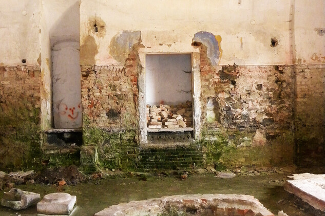 Interiér venkovské synagogy v Polici u Jemnice, severní stěna a zbytky řečniště, stav před obnovou (autor: Martina Gregorová)