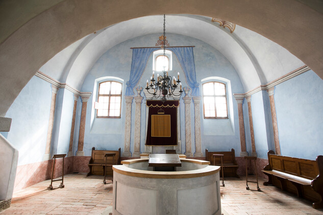 Interiér venkovské synagogy v Polici u Jemnice, východní stěna, stav po obnově (autor: Lucie Herbricková)