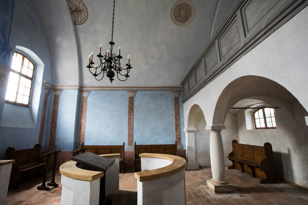 Interiér venkovské synagogy v Polici u Jemnice, pohled do interiéru – jižní stěna, stav po obnově (autor: Lucie Herbricková)