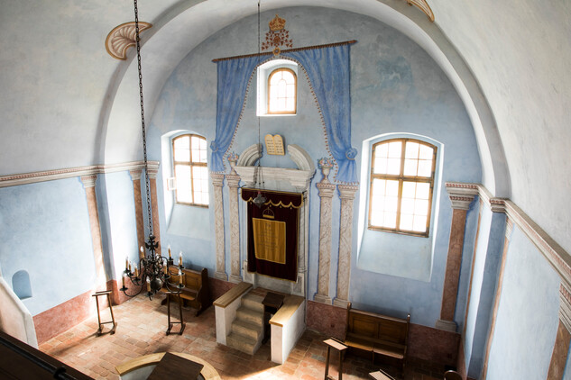 Interiér venkovské synagogy v Polici u Jemnice, rekonstruovaný svatostánek a nástěnné malby na východní stěně, pohled z ženské galerie (autor: Lucie Herbricková)