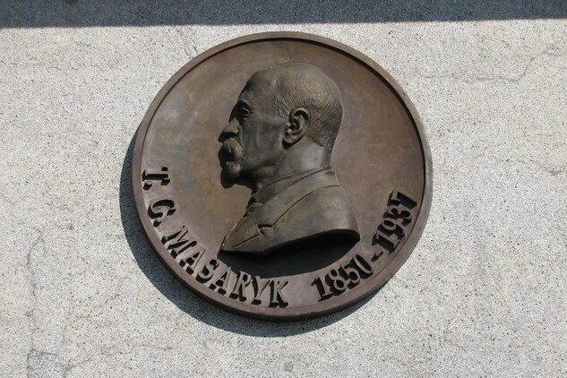 Masarykova vyhlídka v Třebíči, medailon s reliéfem portrétu Masaryka
