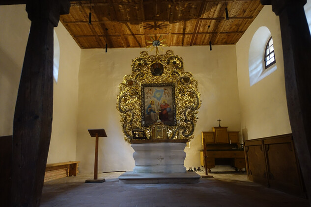 Kaple Nejsvětější Trojice ve Švařci – zrestaurovaný a pozlacený oltář, nové interiérové osvětlení, foto: Jan Večeřa