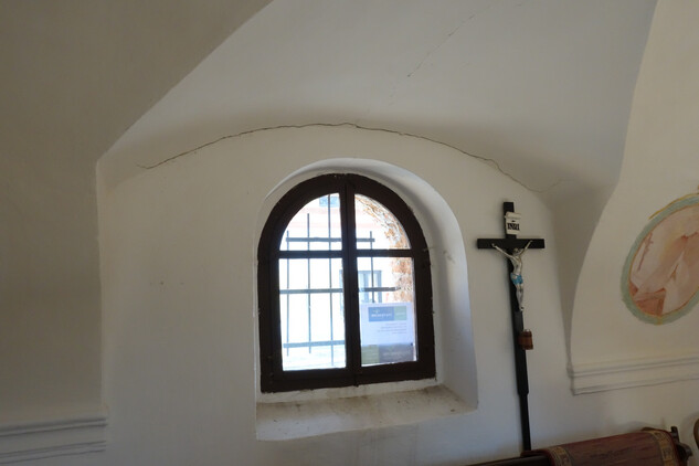 Interiér kaple sv. Petra a Pavla v Bílém Kameni, stav před restaurováním, foto: L. Nohavicová