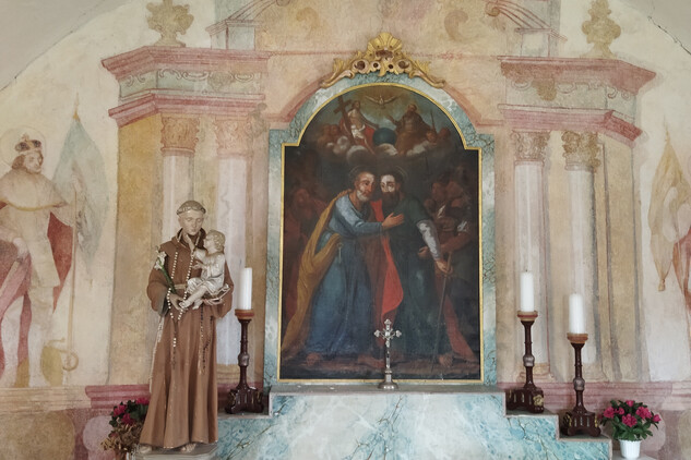 Interiér kaple sv. Petra a Pavla v Bílém Kameni, stav před restaurováním, foto: NPÚ, ÚOP v Telči