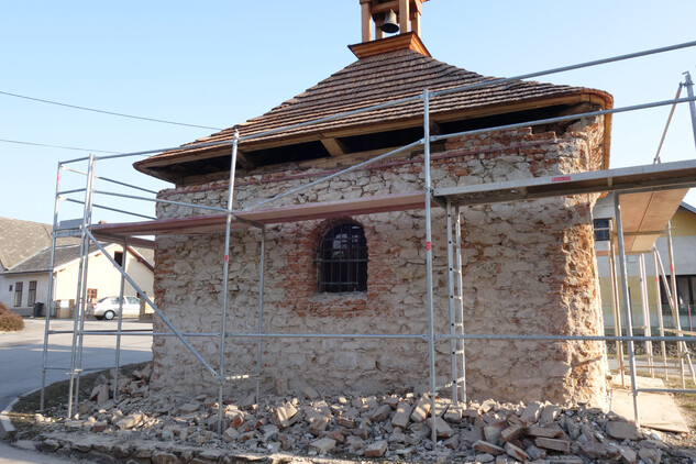 Kaple sv. Petra a Pavla v Bílém Kameni, průběh obnovy vnějšího pláště, foto: NPÚ, ÚOP v Telči