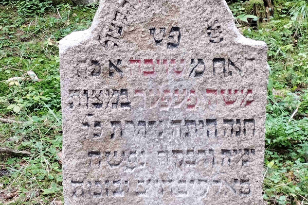 Židovský hřbitov v Košeticích, deska náhrobku s barevně zvýrazněným textem