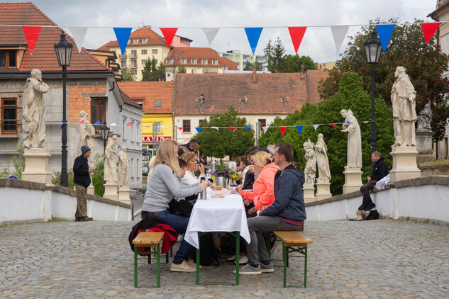 Náměšť nad Oslavou, ze života v MPZ - sousedská snídaně na historickém mostě, fotografii poskytlo město Náměšť nad Oslavou