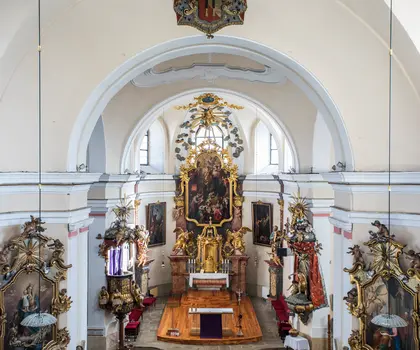 Přibyslav, kostel Narození sv. Jana Křtitele, hlavní oltář po restaurování, copyright: Lucie Herbricková