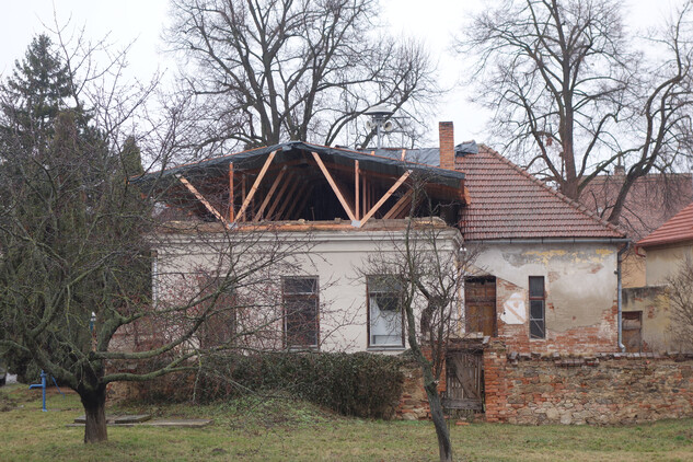Šemíkovice, průběh obnovy školy  s provizorním zastřešením