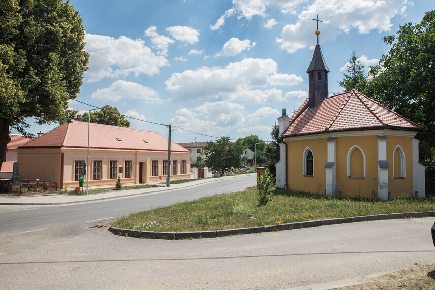 Šemíkovice, náves se školou a kapličkou